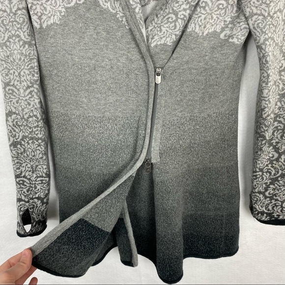 Athleta Gray and White Patterned Hooded Sweater - Picture 2 of 9